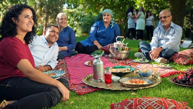 806534-afghan-family-picnic-e1432298828766